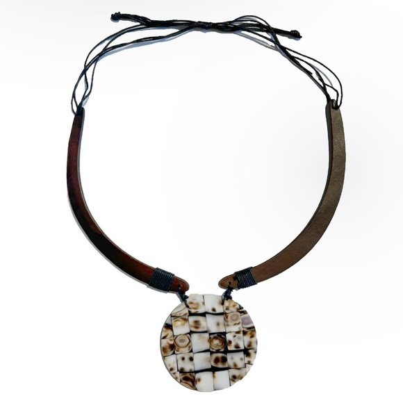 Hawaii Handmade Checkered Shiny Shell Round Pendant Necklace Wood Chain Brown - Picture 1 of 12